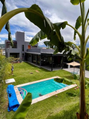 Casa Illia, hermosa casa de diseño en barrio Los Perales